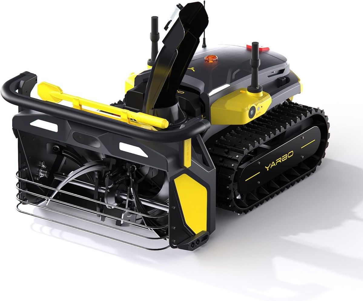 Schwarz-gelber Schneeräumroboter Yarbo auf Raupenketten mit vorn angebauter zweistufiger Fräse, Schutzbügel und hochgeklapptem Auswurfschacht.