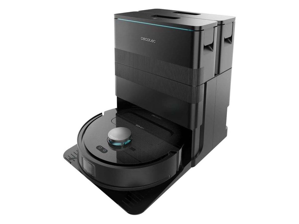 Der schwarze Cecotec Conga X50 X-Treme steht in seiner schwarzen Reinigungsstation mit zwei Wassertanks.