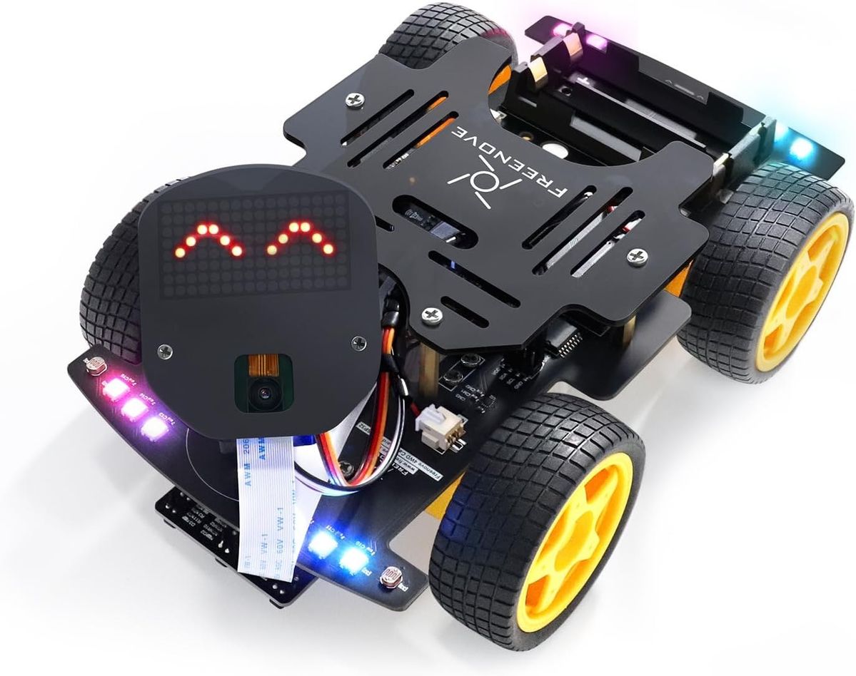 Vierrädriges Roboterauto aus schwarzem Acryl mit rundem Kopf, LED-Matrix-Augen und Kamera, bunt leuchtenden LEDs an den Seiten und gelben Rädern.