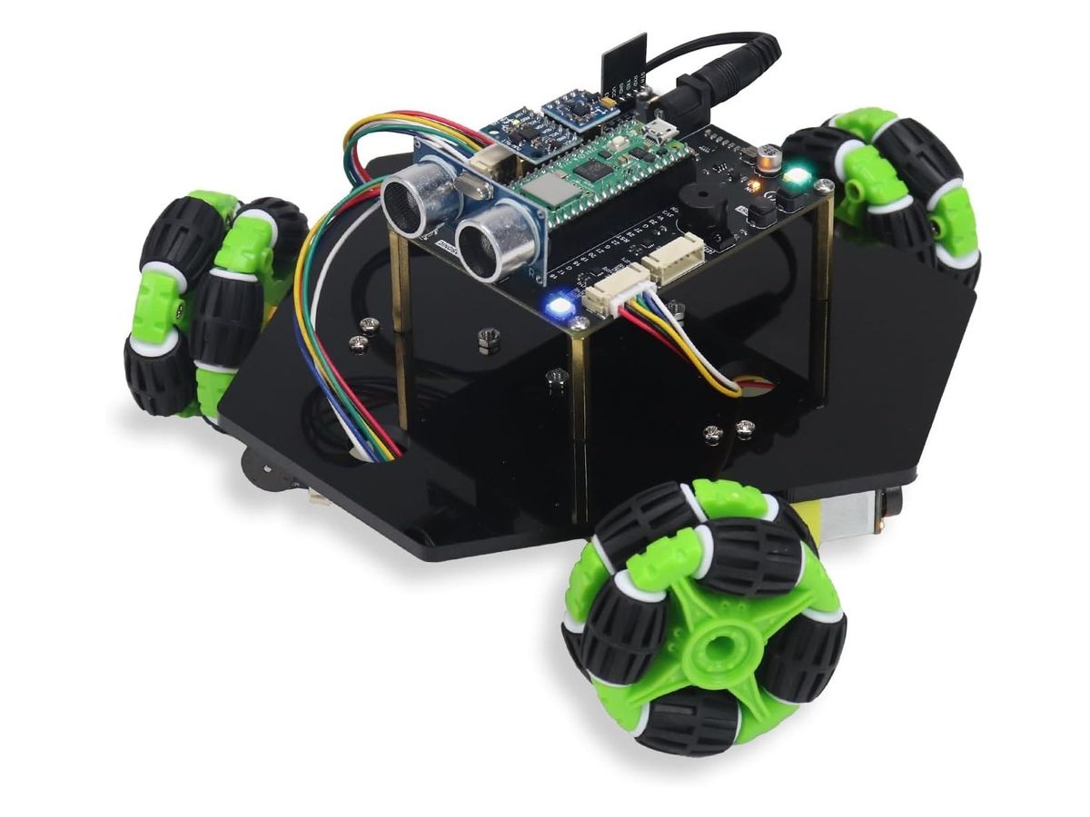 Roboterauto mit grün-schwarzen Omni-Rädern auf schwarzem Acrylchassis in Drei-Rad-Form, mit Ultraschallsensor und Raspberry Pi Pico W auf der Platine.