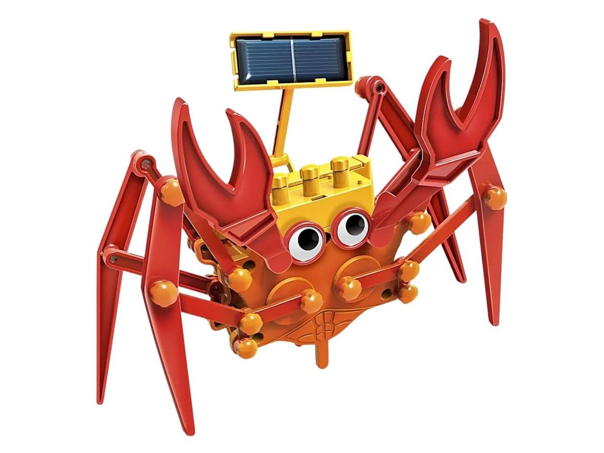 Montierter Hybrid Crabot: rote Krabbe mit großen Scheren, Wackelaugen, acht Beinen und Solarmodul auf einem gelben Stützarm.