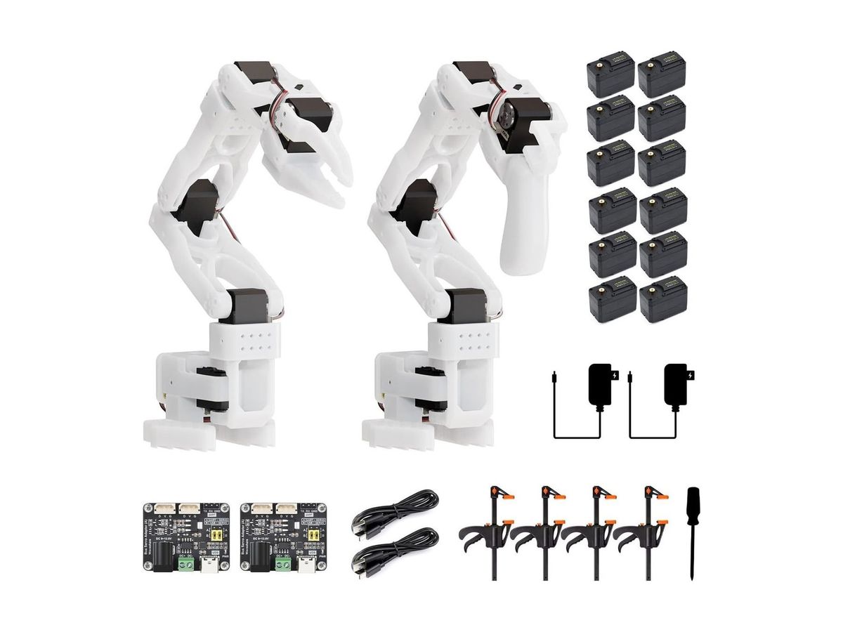 Zwei weiße SO-ARM101-Arme, links mit Greifer und rechts mit Handgriff, daneben zwölf schwarze Servos, Netzteile, Adapterplatinen, Kabel und Schraubzwingen.