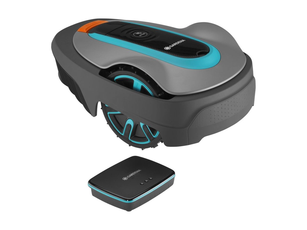 Gardena smart SILENO city 600 in Schrägansicht, daneben das smart Gateway