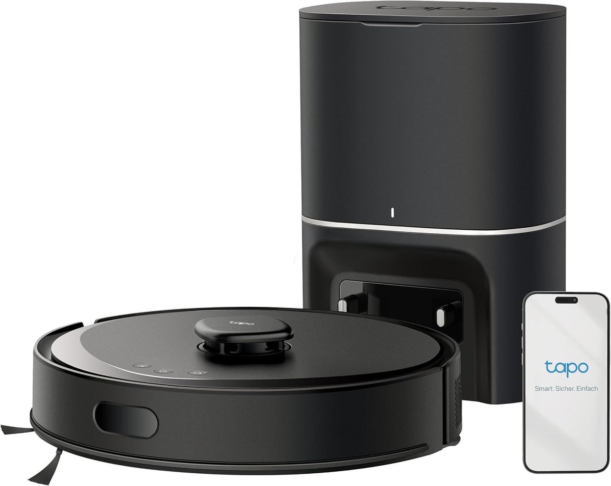 Der schwarze Tapo RV30 Max Plus steht vor seiner schwarzen Absaugstation, daneben ein Smartphone mit Tapo-App-Logo.