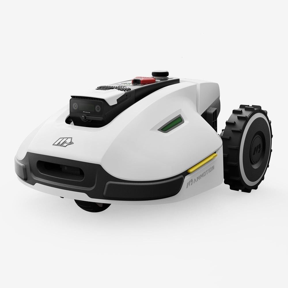 Weißer Mammotion YUKA Mähroboter in Schrägansicht von vorn mit Stereokamera-Modul, rotem Stopp-Knopf, grüner Statusleuchte und grobstolligem Hinterrad.