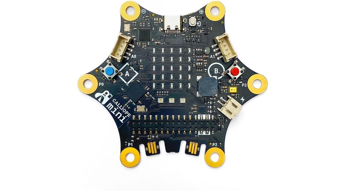 Sternförmige schwarze Platine des Calliope mini 3 auf weißem Grund mit LED-Matrix in der Mitte, blauer Taste A links, roter Taste B rechts, weißen Steckbuchsen an den Seiten, USB-C-Buchse oben und goldfarbenen Anschlussringen an den Spitzen