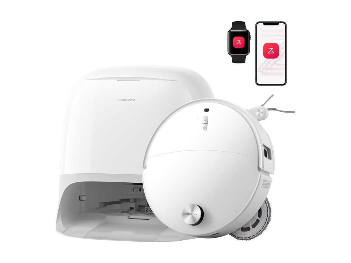 Der weiße roborock Qrevo Curv 2 Pro mit ausgefahrenem Mopp und Seitenbürste vor seiner Dockingstation, daneben Smartwatch und Smartphone mit der roborock-App.