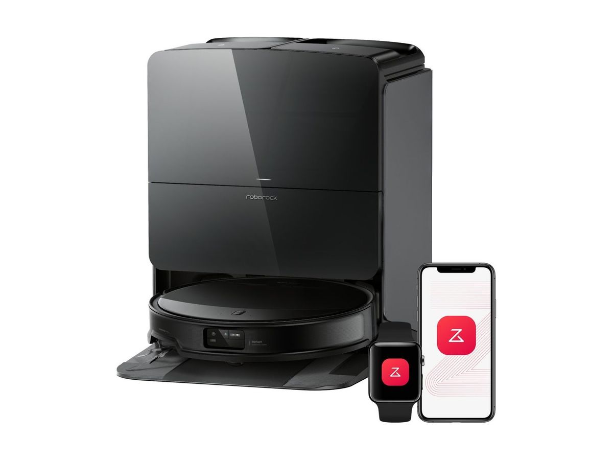 Der schwarze Roborock Saros 10R steht in seiner Multifunktions-Dockingstation, daneben Smartphone und Smartwatch mit geöffneter Roborock App.