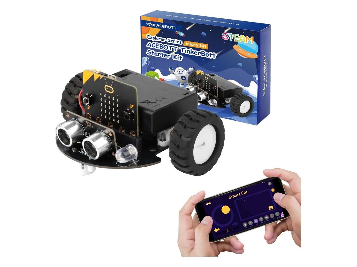 Kleines schwarzes Roboterauto mit aufgestecktem micro:bit, Ultraschallsensor und zwei Rädern vor der blauen TinkerBott-Packung, rechts unten eine Hand mit der App „Smart Car“.