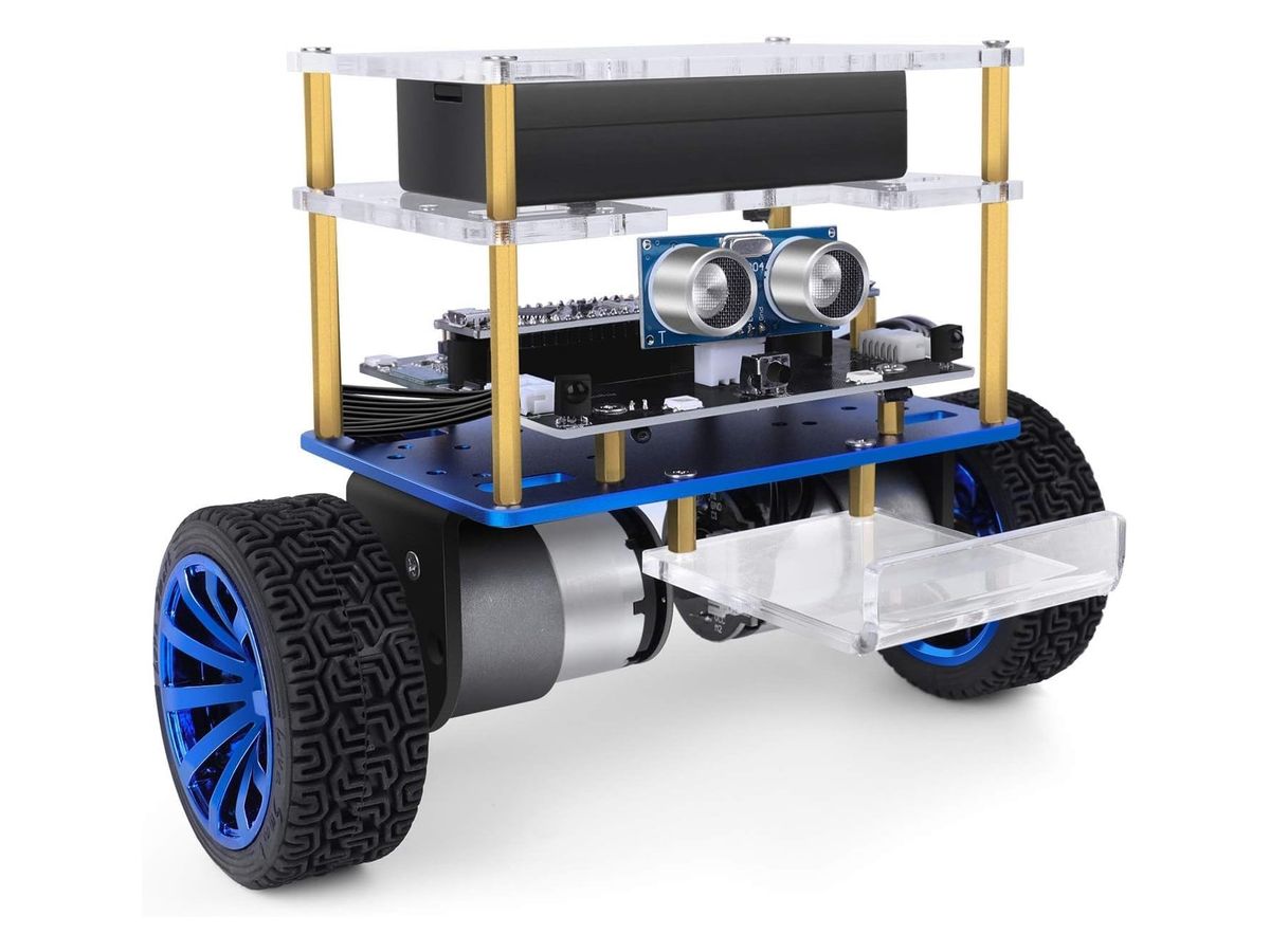 Zweirädriger Balancierroboter Tumbller mit blauer Aluminiumplatte, Ultraschallsensor, Steuerplatine und Akkukasten zwischen zwei Acrylplatten.