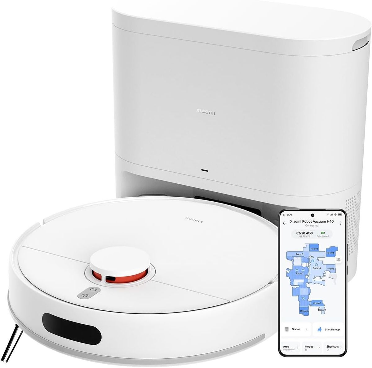 Weisser Xiaomi Robot Vacuum H40 mit rot abgesetztem Laserturm vor seiner Absaugstation, daneben ein Smartphone mit Raumkarte in der App.