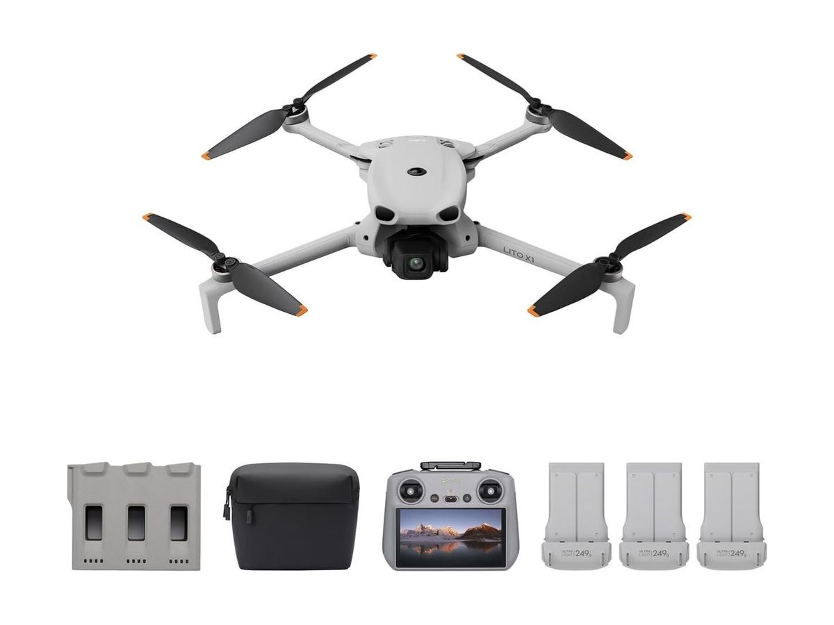Die hellgraue DJI Lito X1 mit ausgeklappten Armen über Ladestation, schwarzer Umhängetasche, DJI RC 2 mit Display und drei Akkus auf weißem Hintergrund.