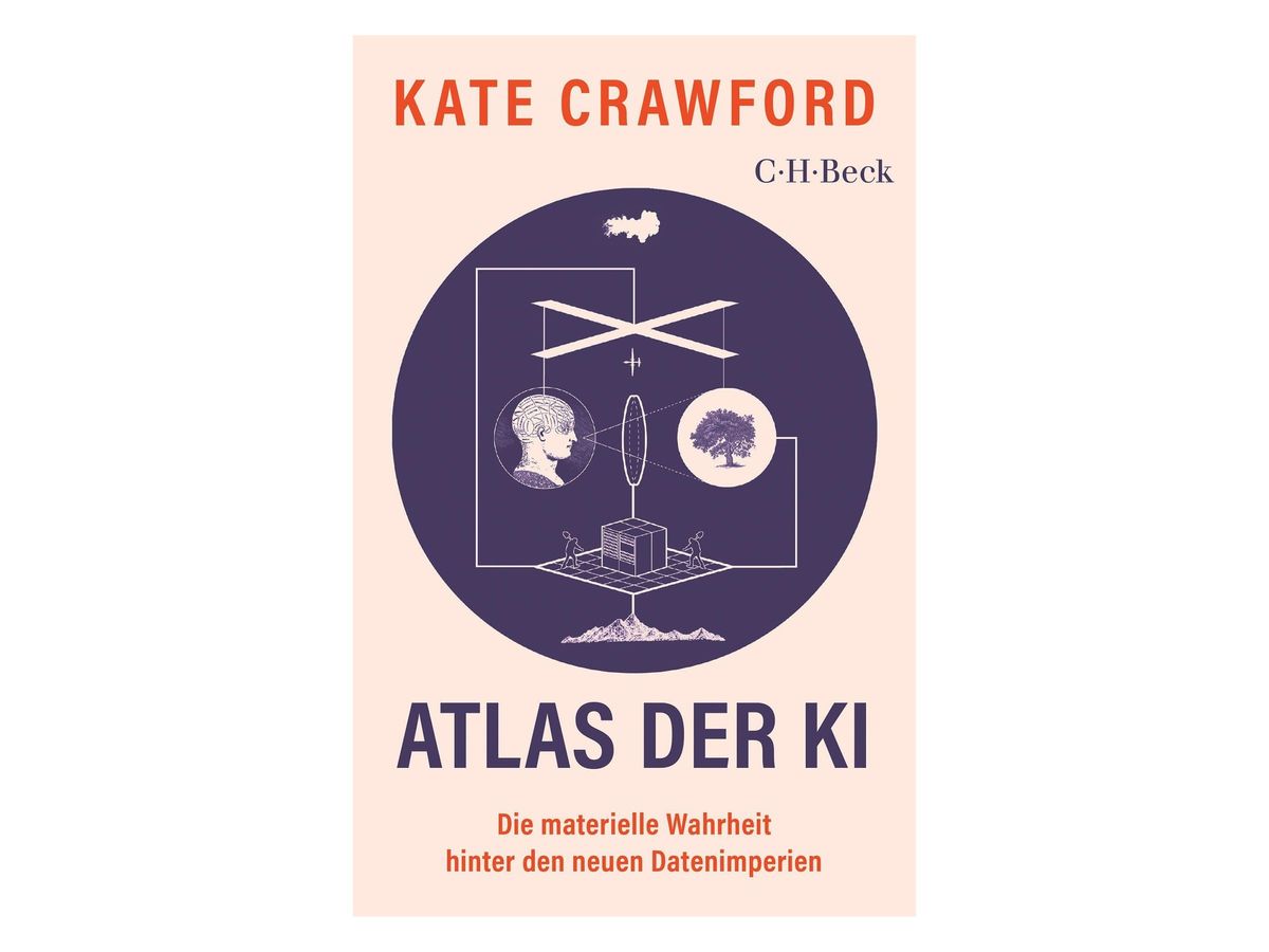 Zartrosa Buchcover mit rotem Autorinnennamen „Kate Crawford“, einem dunkelvioletten Kreis mit feiner Strichzeichnung aus Kopf, Baum, Linsen und Würfel, darunter der Titel „Atlas der KI“ und der Untertitel in Rot