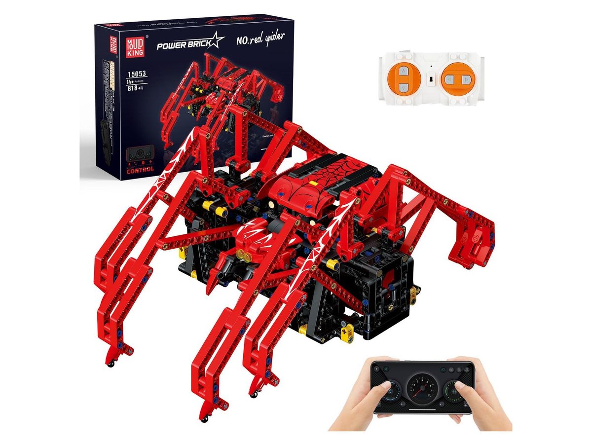Rote achtbeinige Roboterspinne aus Technik-Klemmbausteinen mit schwarzem Antriebsmodul, links hinten die Mould-King-Packung, rechts eine orange-weiße Fernbedienung und ein Smartphone in zwei Händen.