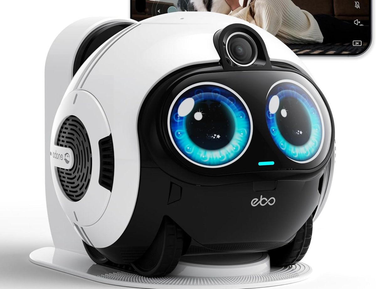 Enabot EBO Max mit großen blauen Display-Augen und aufgesetzter Kamera in seiner weißen Ladestation.
