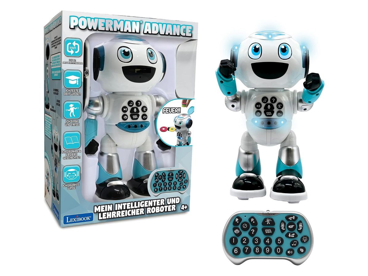 Powerman Advance mit großen blauen Augen und erhobenen Armen neben der deutschen Verpackung und der Fernbedienung mit Zifferntasten