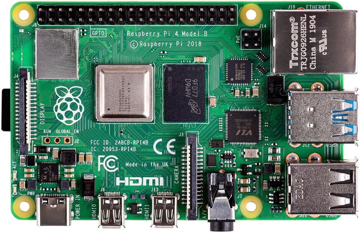 Grüne Platine des Raspberry Pi 4 Model B von oben mit 40-poliger Stiftleiste, Prozessor, Ethernet- und vier USB-Buchsen.