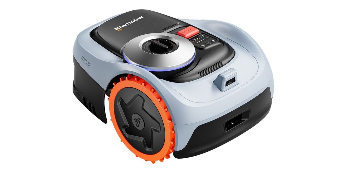 Hellgrau-schwarzer Mähroboter Segway Navimow i205 AWD schräg von vorn, mit großem orangefarbenem Stollenrad, Drehregler für die Schnitthöhe und Stopp-Taste