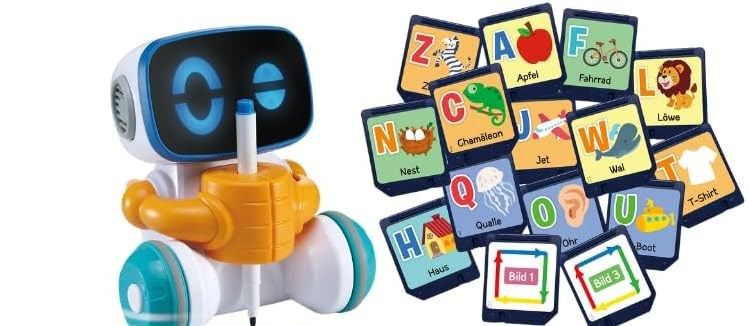 Weiß-oranger Mal-Roboter Codi mit Filzstift in den Armen neben einem Stapel bunter Buchstaben-Chipkarten.