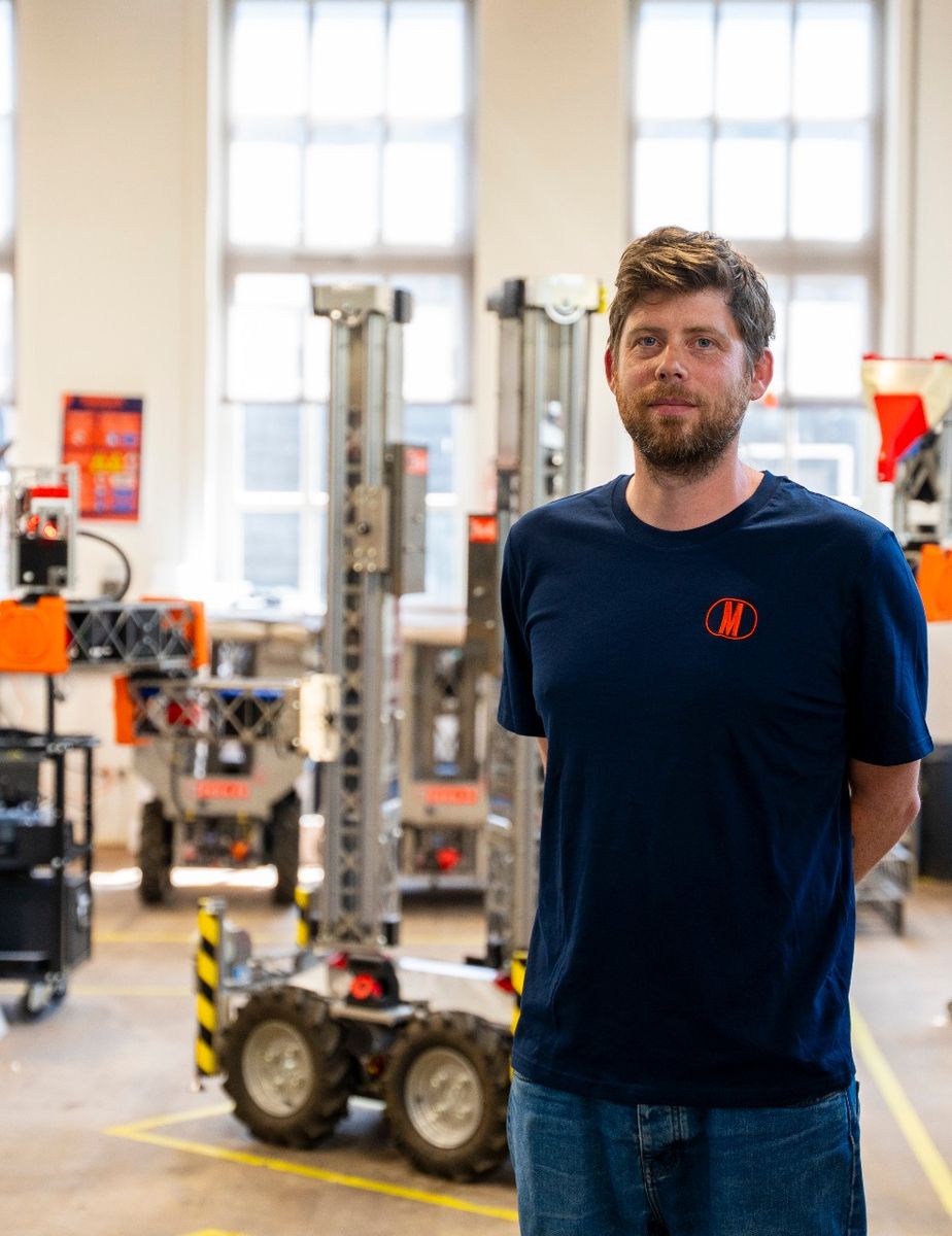 Sebastiaan Visser, Mitgründer und CTO von Monumental, in der Amsterdamer Werkstatt