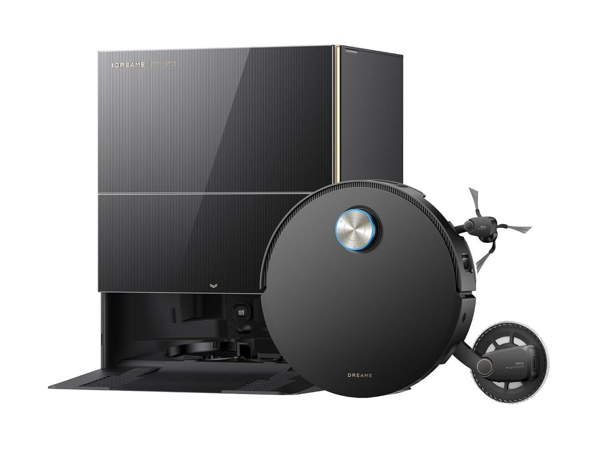Der schwarze Dreame X60 Pro Ultra Complete steht vor seiner Basisstation und zeigt die ausgefahrene Seitenbürste sowie den ausgefahrenen Wischarm.