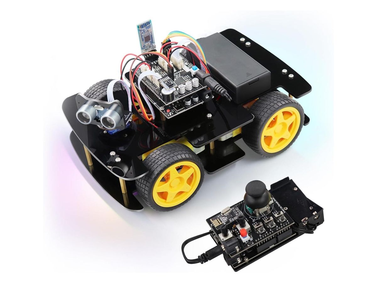 Vierrädriges Roboterauto aus schwarzem Acryl mit gelben Rädern, Ultraschallsensor vorn, Akkufach und Steuerplatine, daneben die Funk-Fernbedienung mit Joystick.