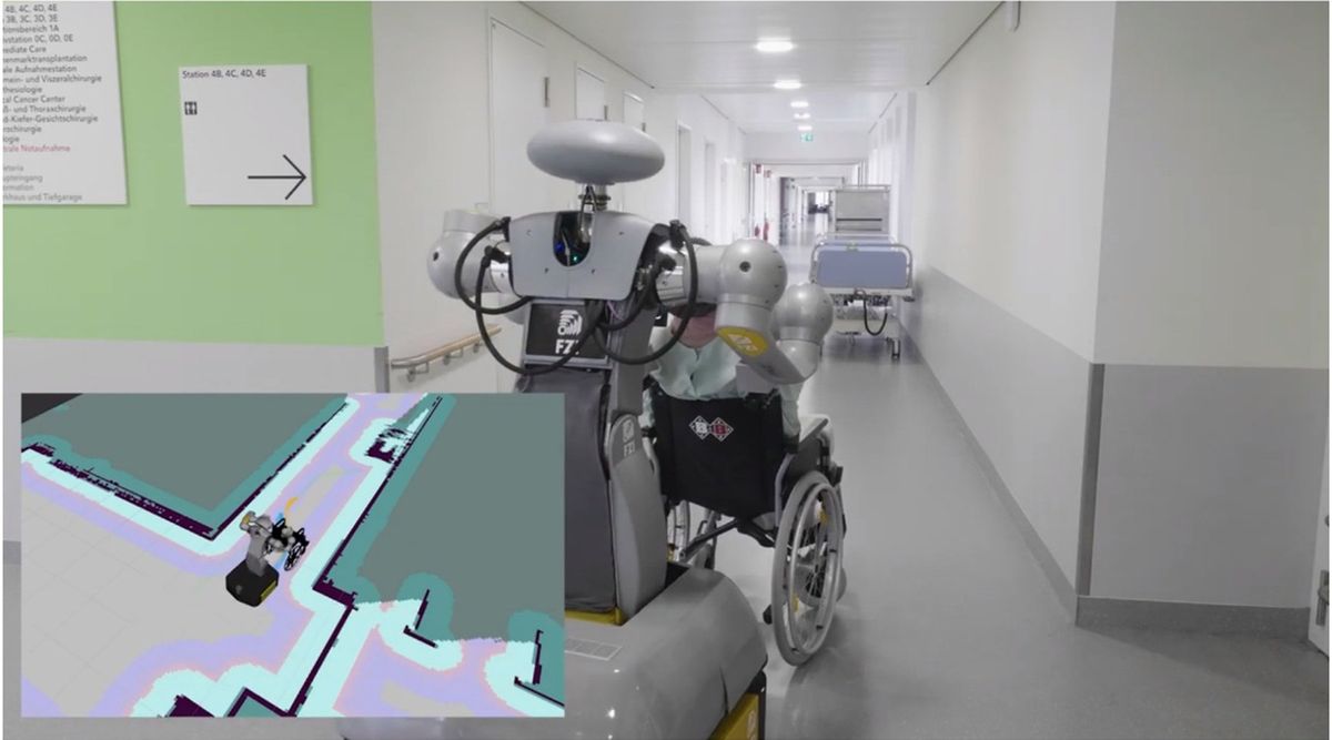 Zweiarmiger Serviceroboter HoLLiE schiebt einen Rollstuhl mit Übungspuppe über einen Klinikflur, unten links eingeblendet die Navigationskarte