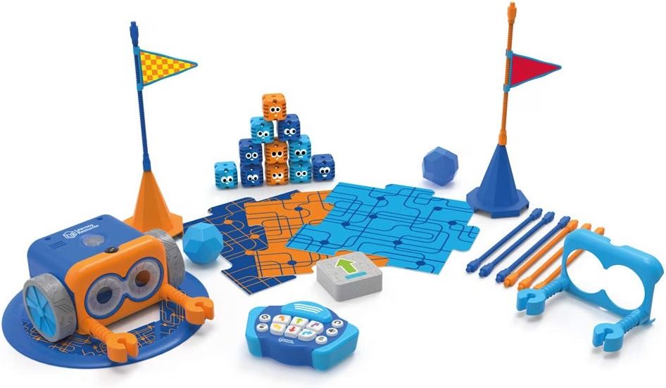 Botley 2.0 Aktivitätsset mit blau-orangefarbenem Roboter, Fernbedienung, Spielflächen mit schwarzen Linien, Würfeln, Fähnchen und Greifarmen