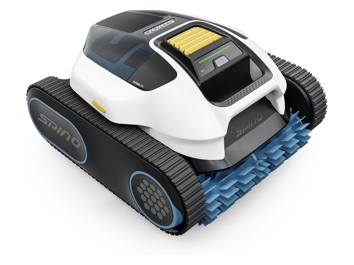 Weiß-schwarzer Poolroboter SPINO E1 mit Raupenketten, blauer Walzenbürste und gelbem Filtergriff schräg von vorn vor weißem Hintergrund.