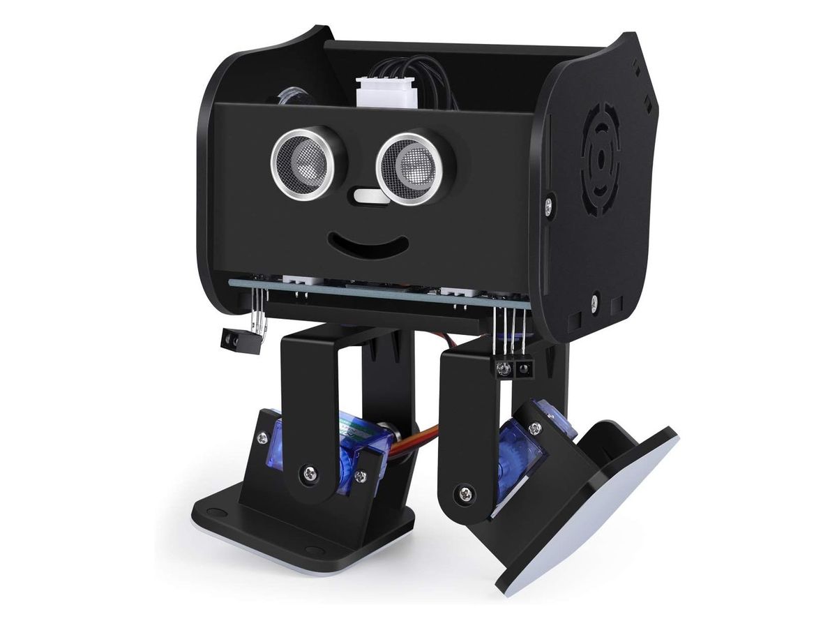 Schwarzer zweibeiniger Penguin Bot mit Ultraschallsensor als Augen, lächelndem Mund und blauen Servos in den Beinen.