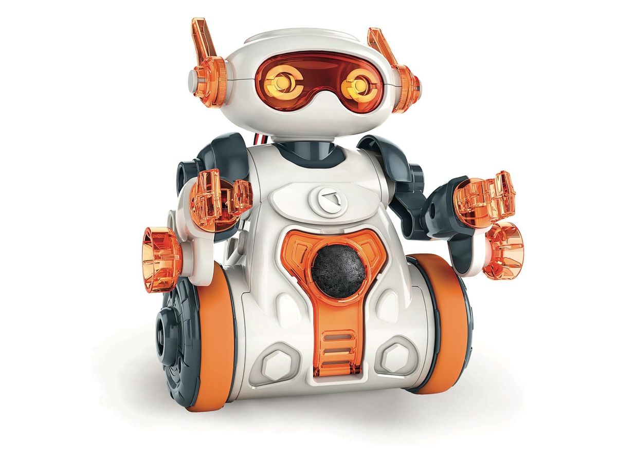 Weiß-oranger Bausatz-Roboter mit orange getönter Visierbrille, Antennen, Greifhänden und großen orangefarbenen Rädern, schräg von vorn.