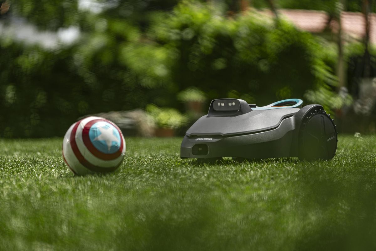 Gardena SILENO evolve 600 beim Mähen im Garten