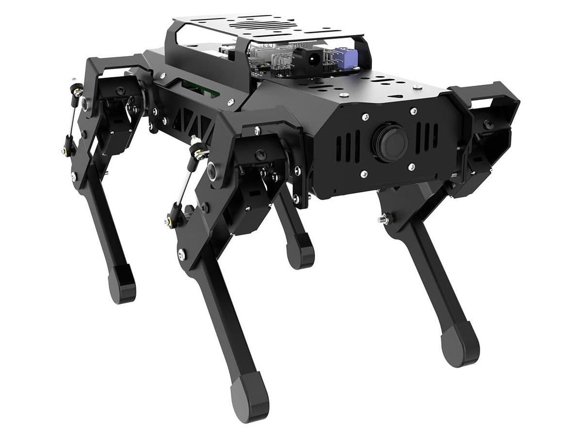 Schwarzer vierbeiniger Roboterhund PuppyPi aus Aluminium von schräg vorn, mit Kamera in der Front und offener Steuerplatine auf dem Rücken.