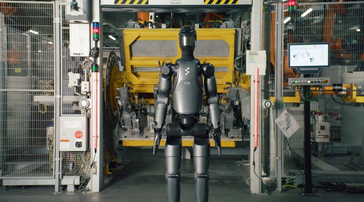 Humanoider Roboter Figure 02 steht vor einer gelben Schweißvorrichtung im Karosseriebau des BMW-Werks Spartanburg