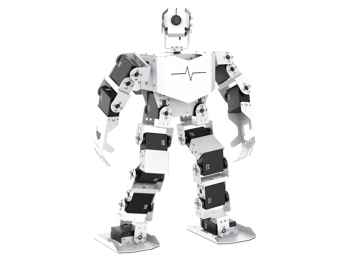 Weiß-schwarzer Humanoid-Roboter aus Aluminiumwinkeln und Servos mit Kamerakopf, leicht schräg stehend auf weißem Grund.