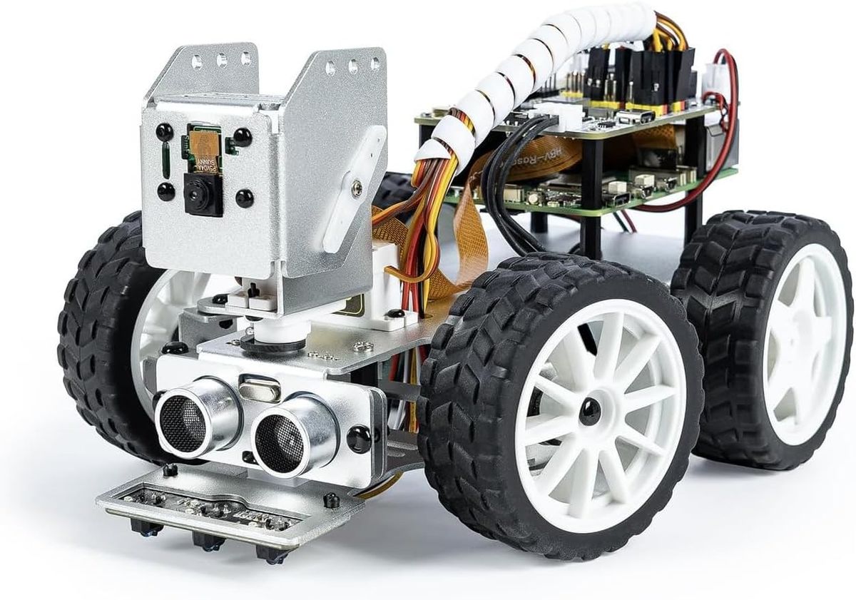 Aufgebautes Roboterauto SunFounder PiCar-X mit Aluminiumrahmen, schwenkbarer Kamera, Ultraschallsensor, Linienmodul und vier Rädern auf weißem Grund.