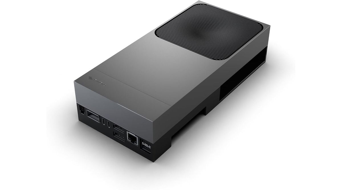 Dunkelgraues, flaches Gehäuse des NVIDIA Jetson AGX Thor Developer Kit in Schrägansicht auf weißem Grund, oben ein schwarzes Lüftergitter mit feinen Rippen, vorn links die Anschlussleiste mit USB-C-, HDMI-, DisplayPort- und Netzwerkbuchse, links das NVIDIA-Logo