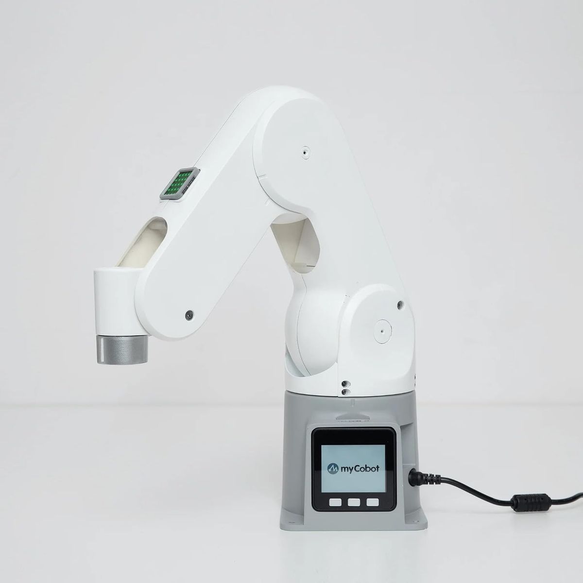 Weißer vierachsiger Palettierarm myPalletizer mit grüner LED-Matrix am Arm und Display mit drei Tasten im grauen Sockel.