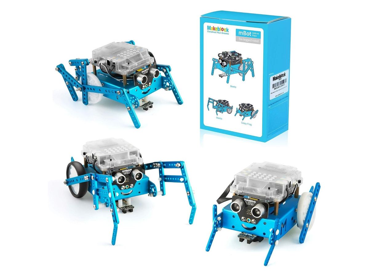 Die drei Umbauten des mBot als Käfer, Gottesanbeterin und Frosch mit blauen Aluminiumbeinen neben der blauen Schachtel des Six-legged Robot Pack.