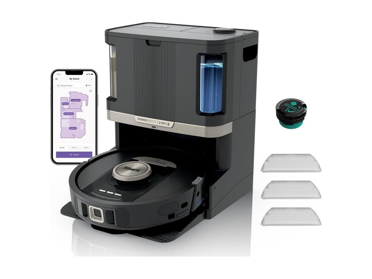 Der schwarze Shark PowerDetect NeverTouch Pro in seiner Basisstation mit Wassertanks, daneben Smartphone mit App-Karte, Anti-Odour-Kartusche und drei Wischpads.