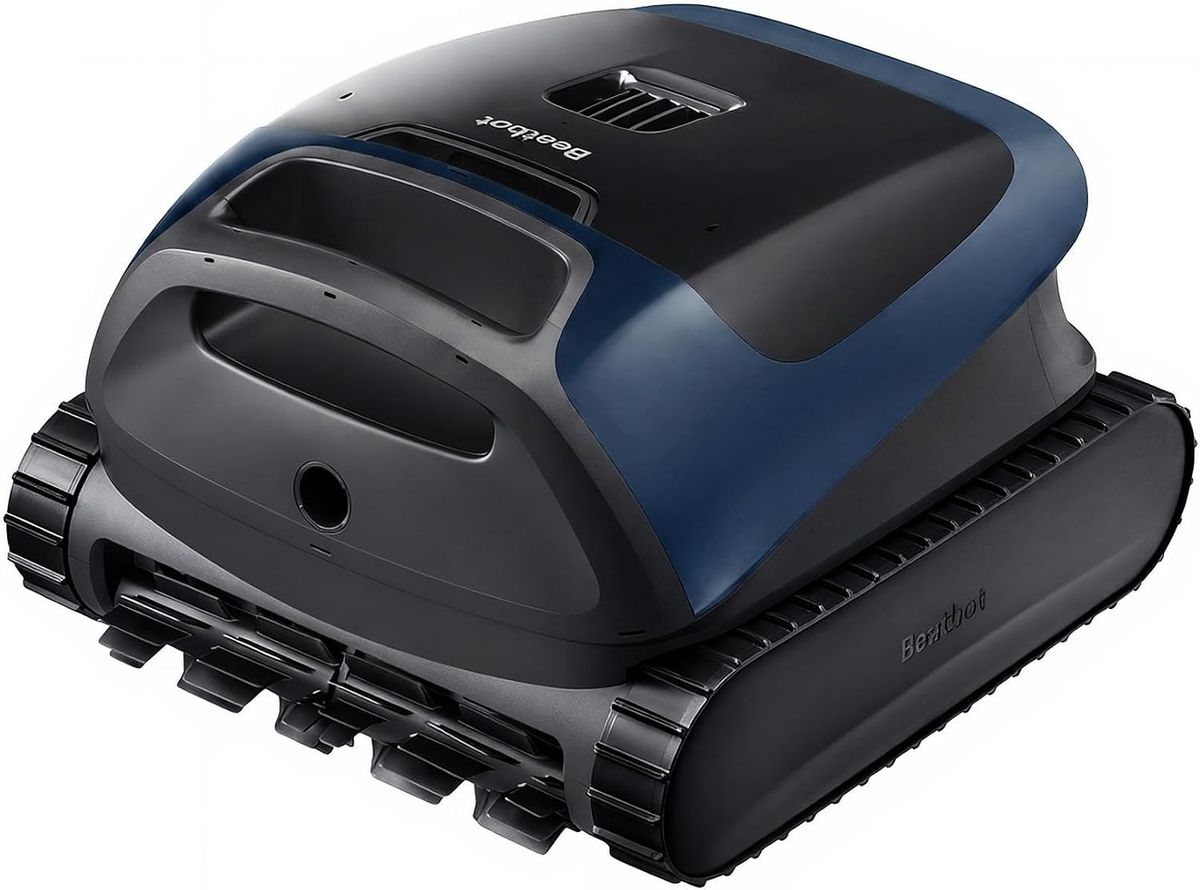 Beatbot Sora 30 in Schwarz und Marineblau mit Tragegriff, Raupenketten und Bürstenwalzen schräg von vorn.
