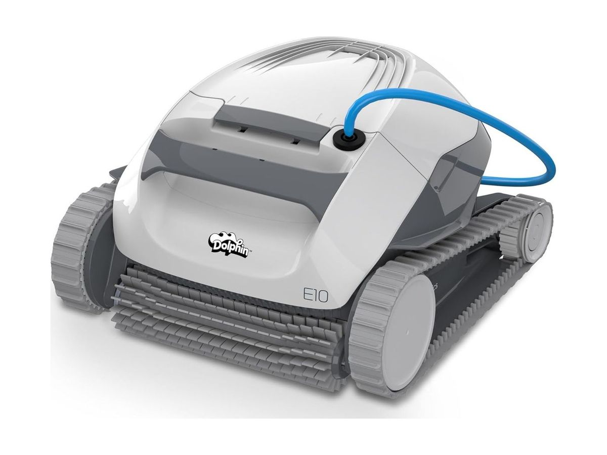 Weiß-grauer Poolroboter Dolphin E10 mit blauem Kabel und Bürstenwalze, schräg von vorn auf weißem Hintergrund.