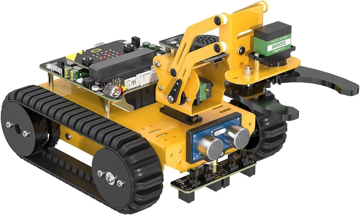 Gelbes Kettenfahrzeug Last:bit mit Greifarm, Ultraschallsensor vorn und eingestecktem micro:bit auf dem Rücken.