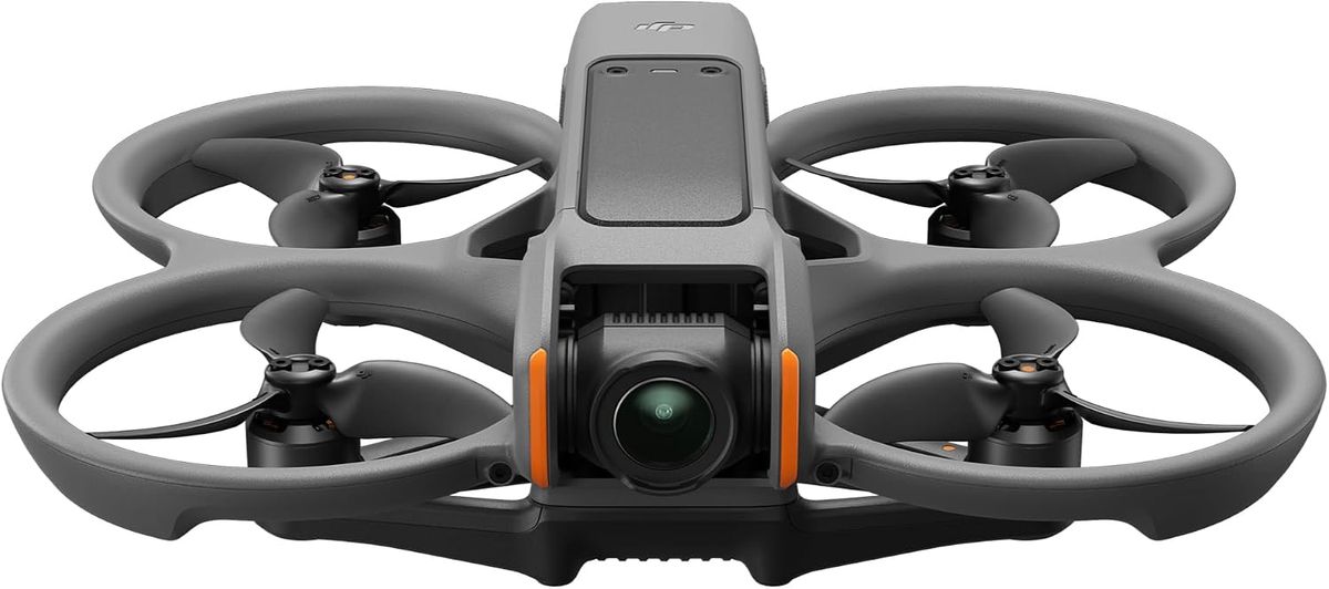 Dunkelgraue FPV-Drohne DJI Avata 2 mit integriertem Propellerschutz und orange markierter Frontkamera vor weißem Hintergrund.