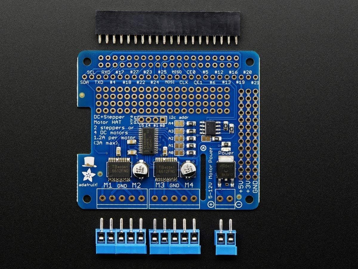 Blaue Motor-HAT-Platine mit zwei TB6612-Treiberchips, darüber eine 40-polige Buchsenleiste und darunter blaue Schraubklemmen.