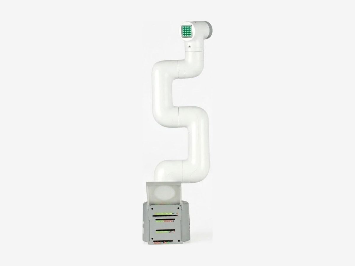 Weißer sechsachsiger Roboterarm myCobot 280 in senkrechter Grundstellung auf grauem Sockel mit Steckleisten für Arduino-Boards.