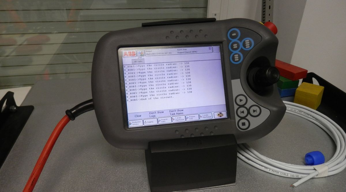 Programmiersprachen für Roboter: von C++ und Python bis RAPID