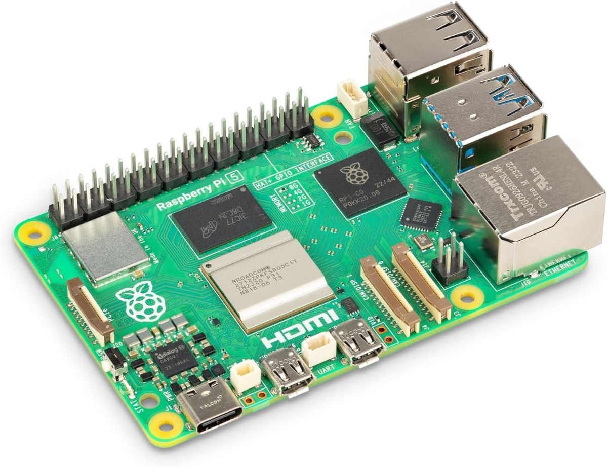Raspberry-Pi-5-Platine schräg von vorne mit GPIO-Leiste, USB- und Ethernet-Buchsen, Micro-HDMI-Anschlüssen und USB-C-Stromanschluss.