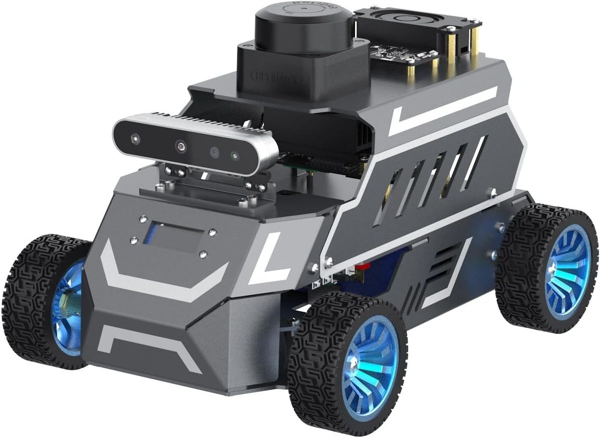 Graues Roboterauto ROSMASTER A1 mit blauen Felgen, Lidar und Tiefenkamera auf dem Dach, schräg von vorn auf weißem Grund; die Tiefenkamera gehört zur Superior-Ausstattung, nicht zum Standard-Kit.
