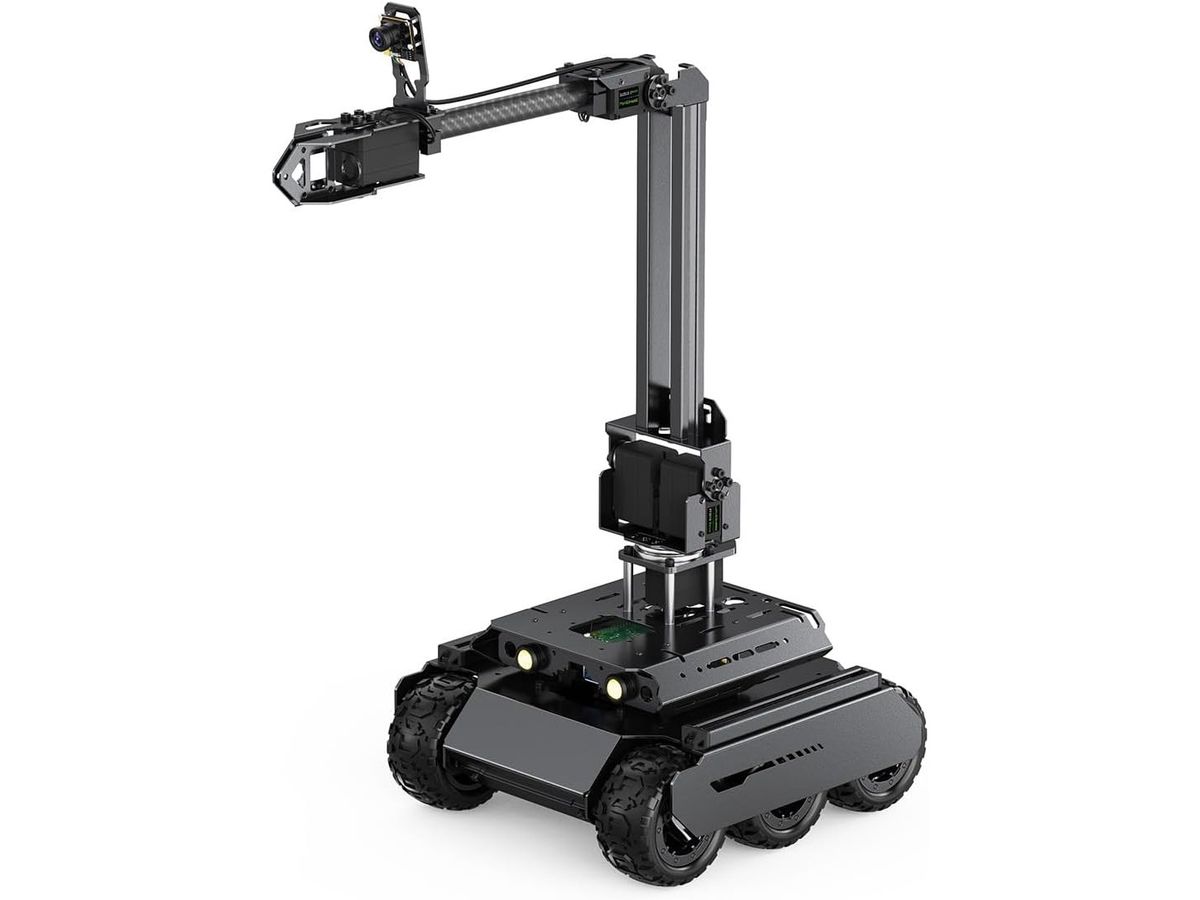 Schwarzes sechsrädriges Roboterfahrzeug mit zwei Frontscheinwerfern und hohem Greifarm aus Aluminiumprofil, an dessen Ende eine Kamera sitzt.